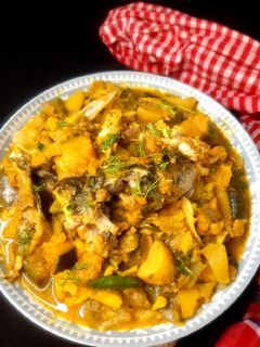 রুই মাছের মাথা দিয়ে মিক্সড সবজির ঘন্ট রেসিপির প্রধান ছবি
