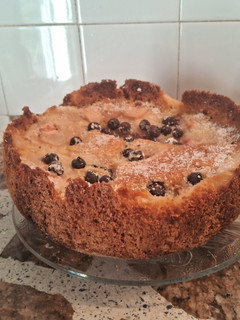 Una foto de Torta húmeda de peras y arándanos