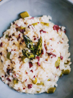Una foto de Risotto de espárragos trigueros y Cecina