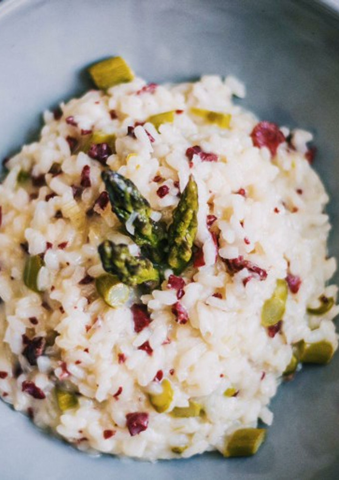 Una foto de Risotto de espárragos trigueros y Cecina