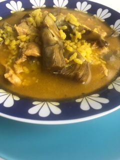 Una foto de Arroz caldoso con lomo y alcachofas