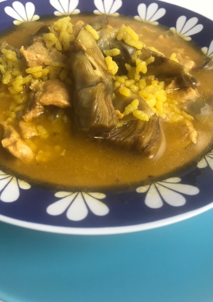 Una foto de Arroz caldoso con lomo y alcachofas