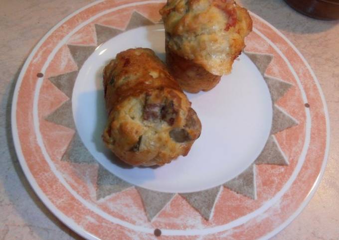 κύρια φωτογραφία συνταγής Αλμυρά muffins με κρεμμύδια, μπέικον και τυριά