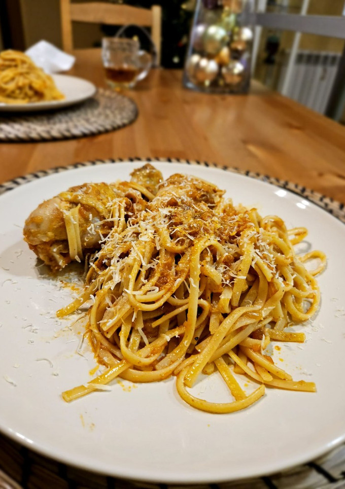 Una foto de Tallarines rojos con pollo 😉