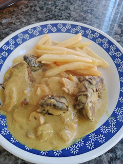 Una foto de Lomo con crema de champiñones y cerveza