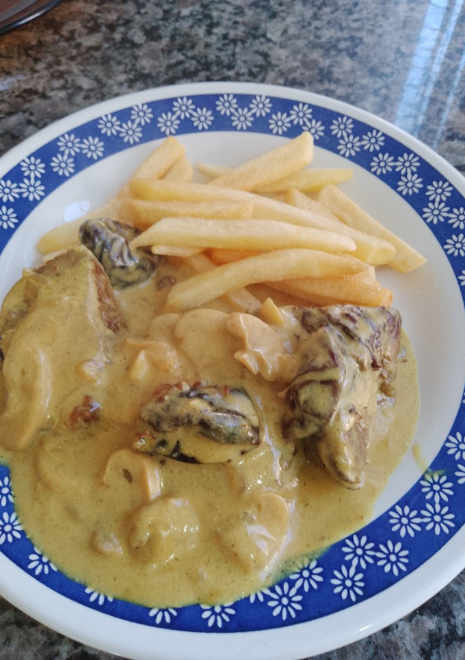 Una foto de Lomo con crema de champiñones y cerveza