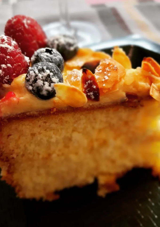 Una foto de Tarta de crema pastelera (sin gluten ni lácteos)