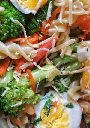 Una foto de Ensalada de brócoli y zanahoria