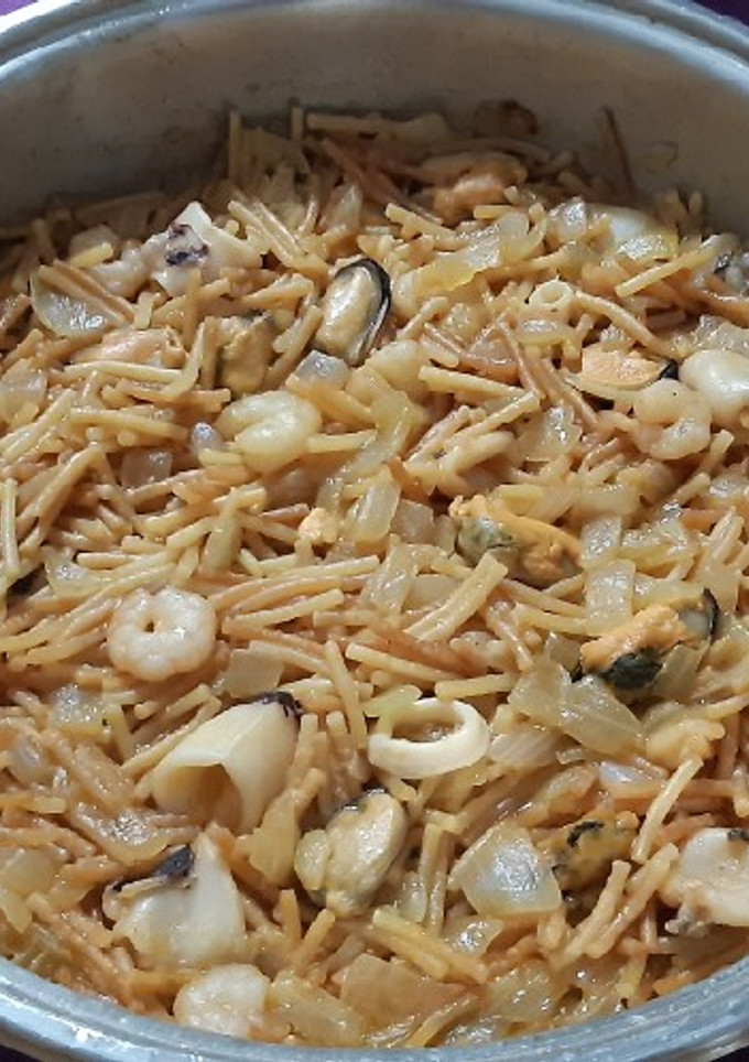 Una foto de Fideos con marisco