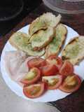 Picoteo: Pan de ajo a la plancha con pechuga de pavo y tomate