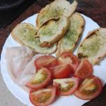 Picoteo: Pan de ajo a la plancha con pechuga de pavo y tomate