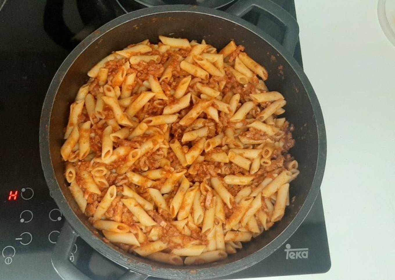 Macarrones con salsa de tomate, cebolla, bacon, carne picada y chorizo 🤤😋