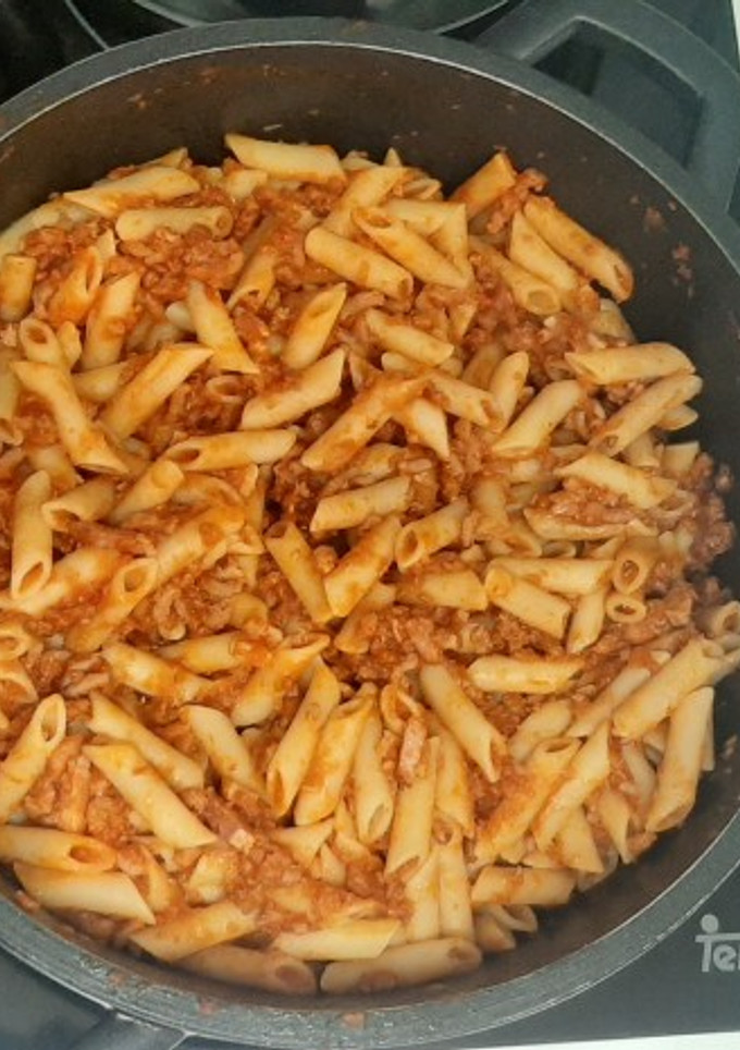 Una foto de Macarrones con salsa de tomate, cebolla, bacon, carne picada y chorizo 🤤😋
