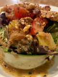 Timbal ensalada con foie, piña caramelizada y vinagreta de nuez