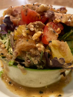 Una foto de Timbal ensalada con foie, piña caramelizada y vinagreta de nuez