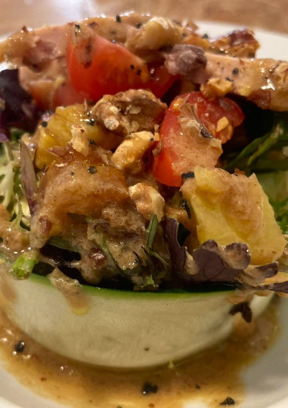 Una foto de Timbal ensalada con foie, piña caramelizada y vinagreta de nuez