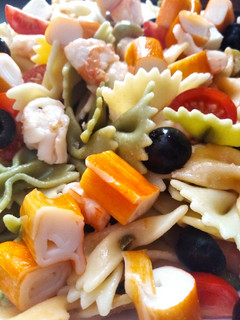 Una foto de Ensalada de pasta con langostinos