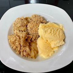 A picture of My Pear Crumble with IceCream 💛.