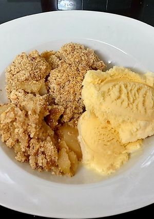 A picture of My Pear Crumble with IceCream 💛.