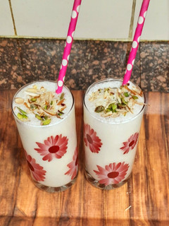 लस्सी दही की (lassi dahi ki recipe in Hindi) रेसिपी मुख्य फोटो