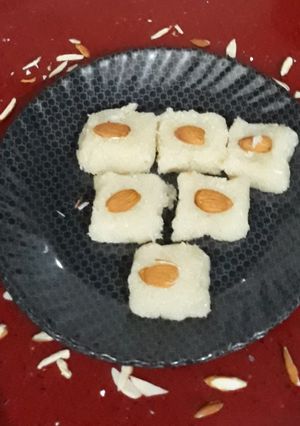 मूंगफली व नारियल की बर्फी (moongfali va nariyal ki barfi recipe in hindi) रेसिपी मुख्य फोटो