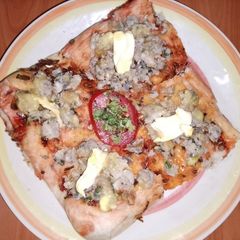 A picture of Tanzanian butter bread pizza (without cheese) 🍕🍅🫑.