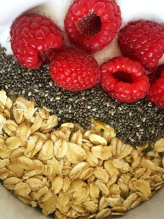 Una foto de Yogur, cereales y fruta
