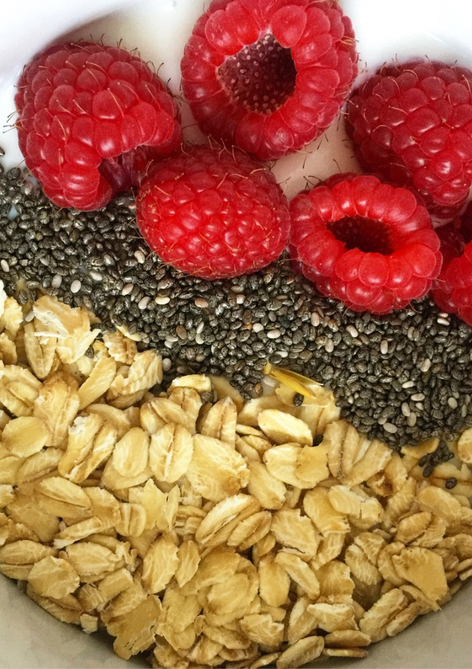 Una foto de Yogur, cereales y fruta