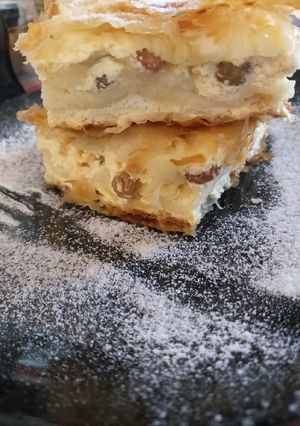 O poză a rețetei Plăcinta cu brânză dulce și stafide.