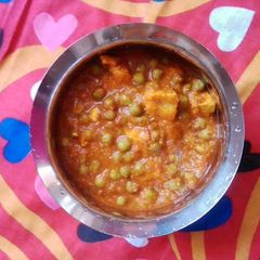 A picture of Matar Paneer.