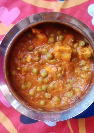 A picture of Matar Paneer.