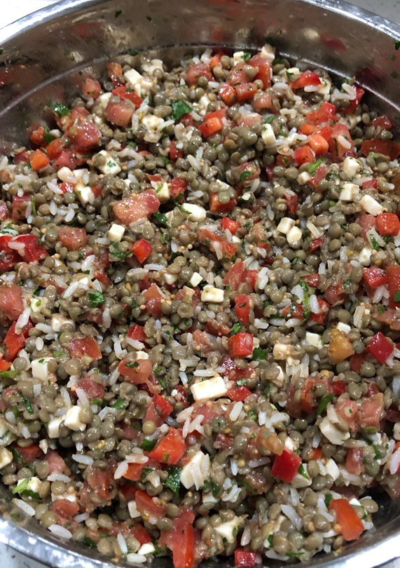 Una foto de Ensalada de lentejas con queso de cabra