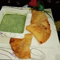 A picture of Aloo samoosa.