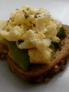Una foto de Tostada de palta con huevos revueltos