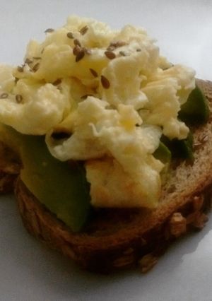 Una foto de Tostada de palta con huevos revueltos