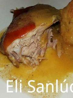 Una foto de Cochinillo lechal tradicional con patatas asadas (capa blanca)