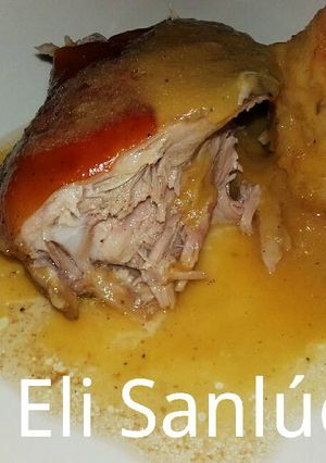 Una foto de Cochinillo lechal tradicional con patatas asadas (capa blanca)