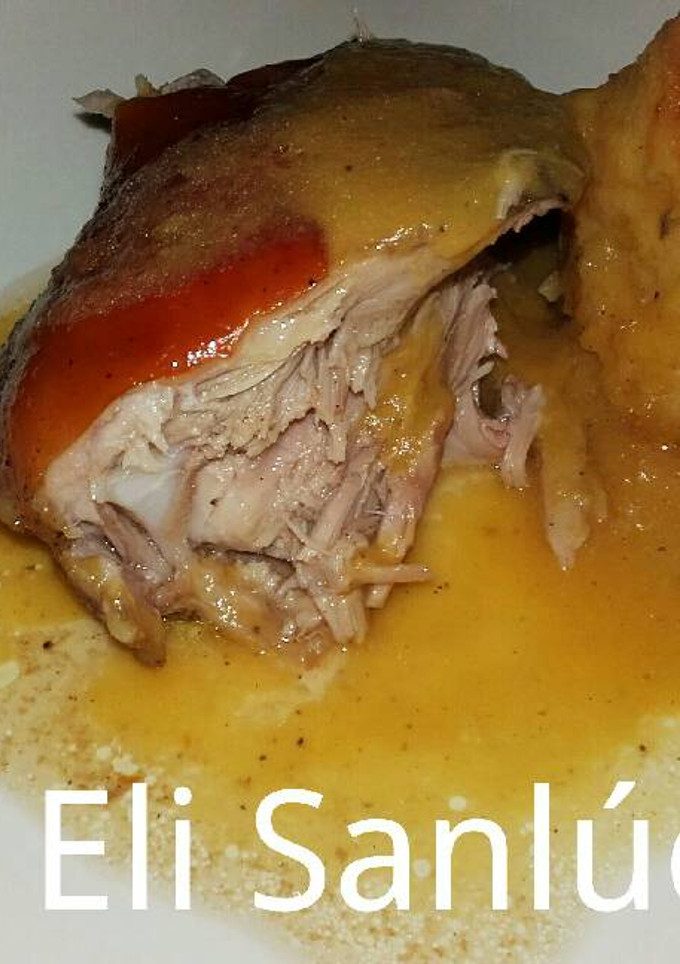 Una foto de Cochinillo lechal tradicional con patatas asadas (capa blanca)