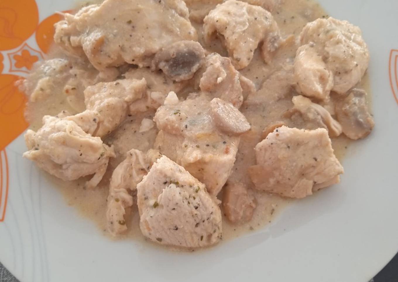 Pollo en salsa de almendras y champiñones