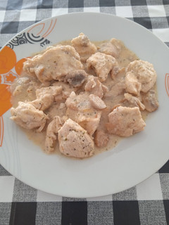 Una foto de Pollo en salsa de almendras y champiñones