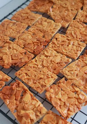 Hình của món Bánh ngói hạnh nhân (Almond Tuiles).