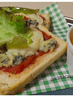 Una foto de Falsa pizza 3 quesos en pan de molde