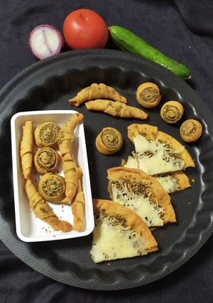A picture of Zaatar bake varieties (Zaatar Roll, Croissant, and bread).