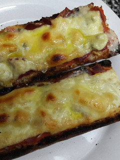 Una foto de Pizza de jamón y queso con base de pan