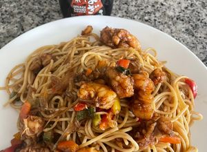Una foto de Pasta con camarones 🍤 estilo Oriental 🫶