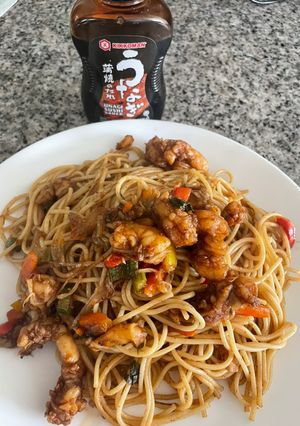 Una foto de Pasta con camarones 🍤 estilo Oriental 🫶