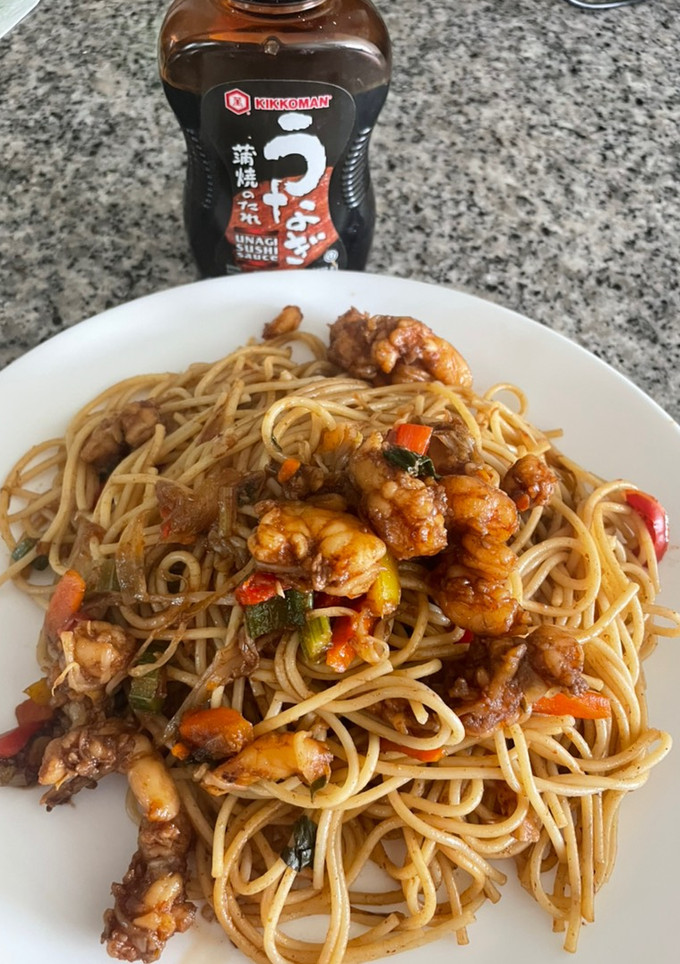 Una foto de Pasta con camarones 🍤 estilo Oriental 🫶