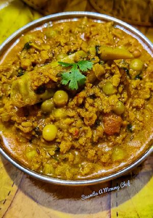 A picture of Soya granules with potato and fresh green peas.