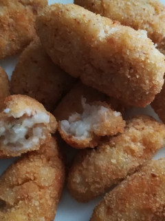 Una foto de Croquetas de arroz blanco y atún