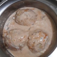 A picture of Dahi bhalle.
